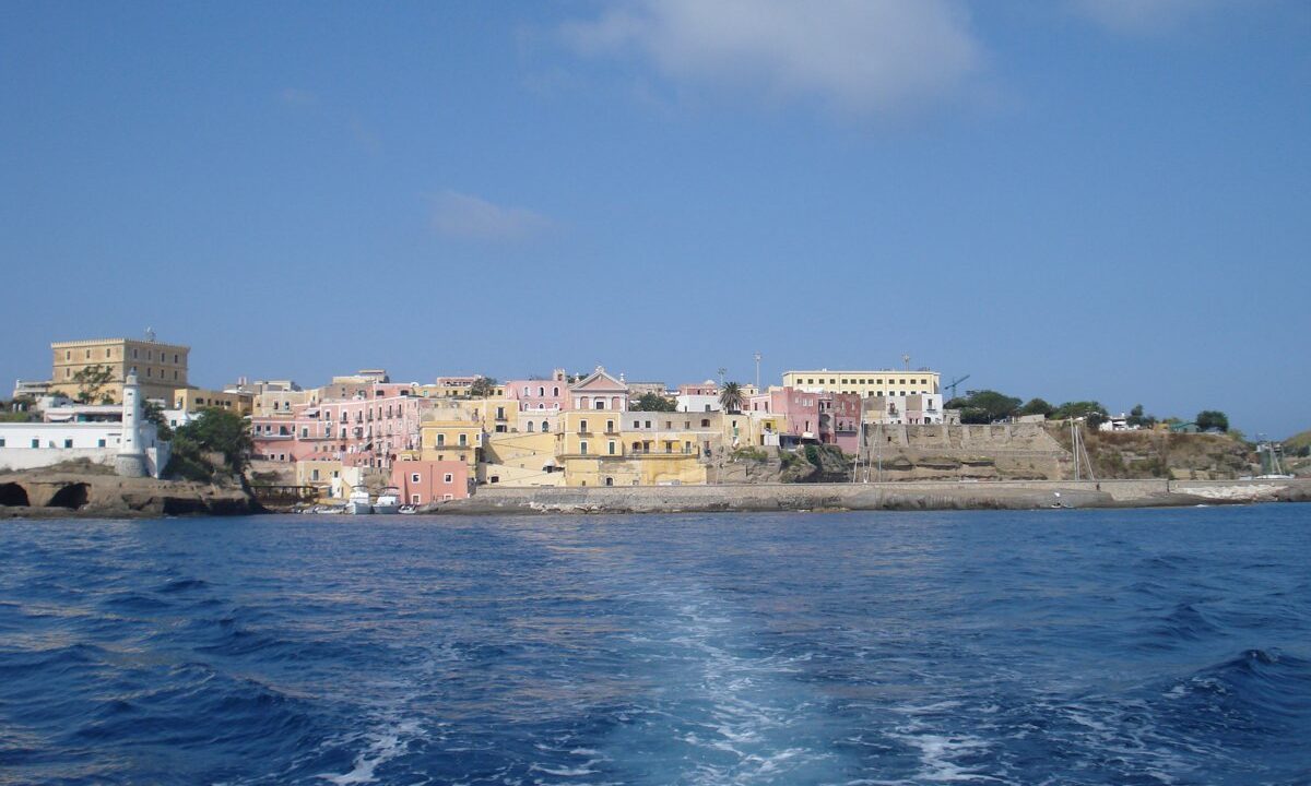 The island of Ventotene seen from the sea, the place where the Ventotene Manifesto founded European federalism and where the international seminar in the article is held each year.